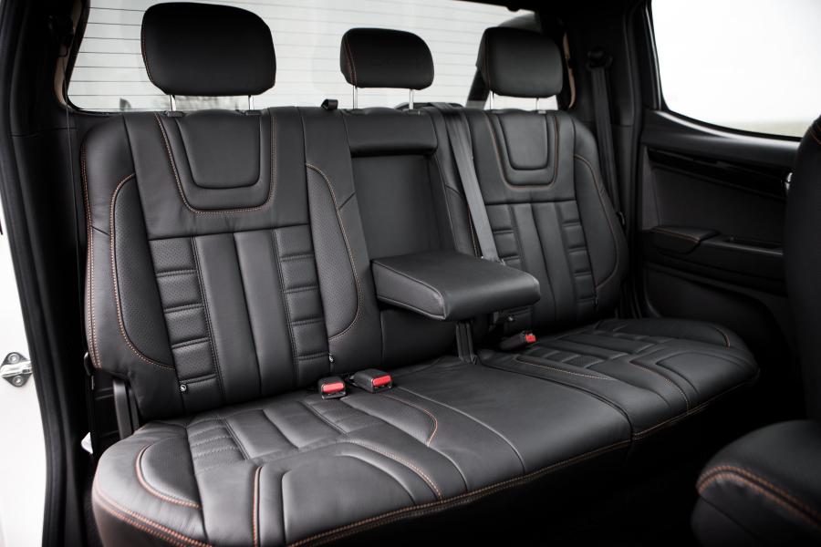 Интерьер Isuzu D-Max Blade Double Cab 2017 года  (UK) (фото 20 из 52)